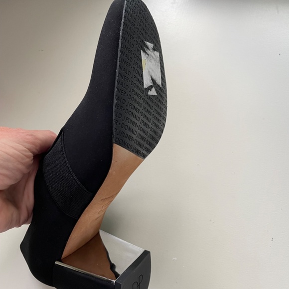 NWT Donald Pliner Black Crepe Elastic Mirror Heel Pumps Size 8 - Picture 4 of 8